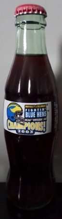 2004-0318 € 5,00 coca cola flesje 8oz University of Delaware fightin Blue hens Champion 2003.jpeg